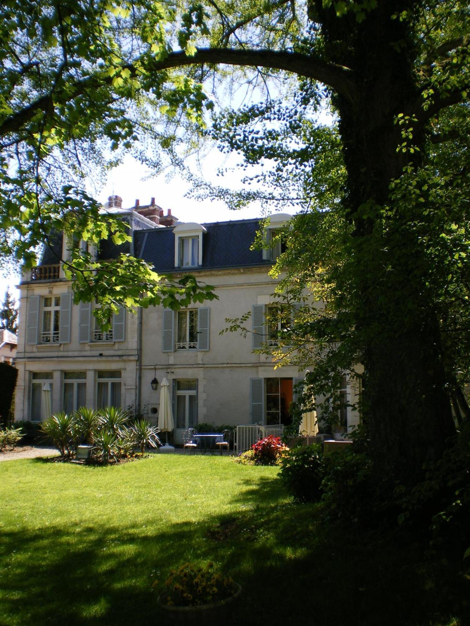 Hotel Les Marechaux Оксер Екстериор снимка