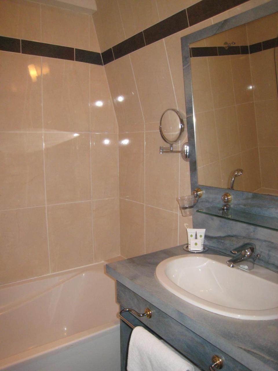 Hotel Les Marechaux Оксер Екстериор снимка